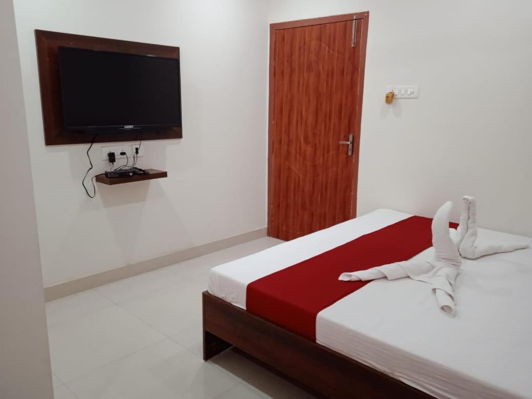 Hotel Haren Grand Гувахати Екстериор снимка