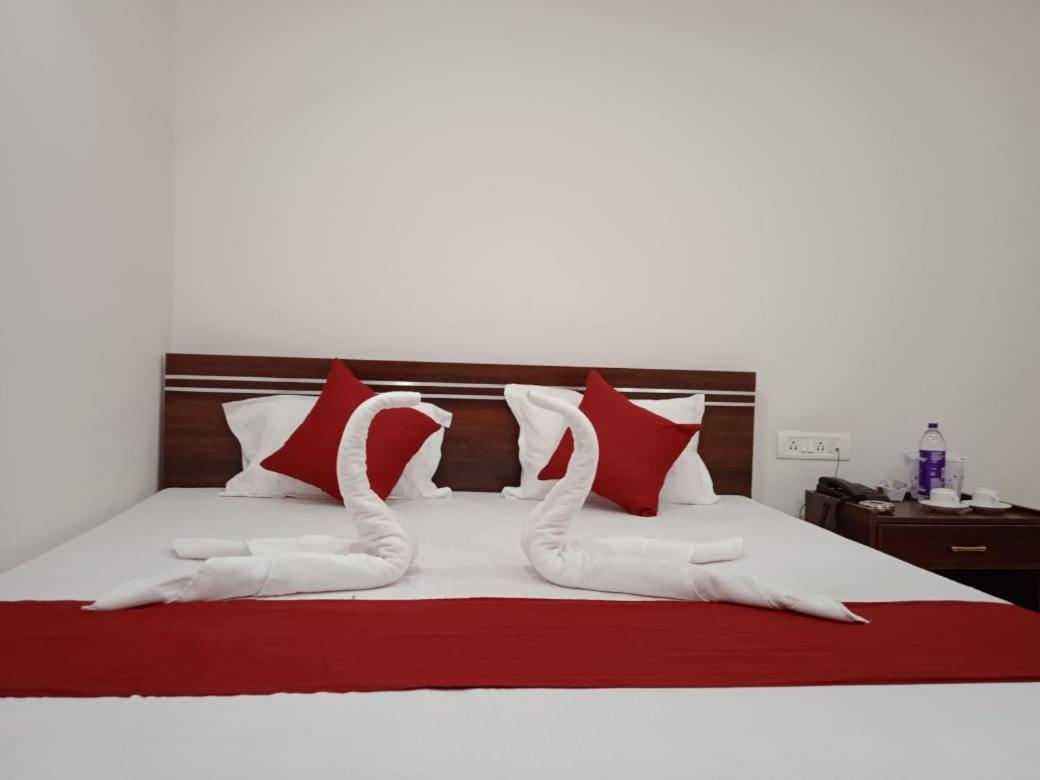 Hotel Haren Grand Гувахати Екстериор снимка